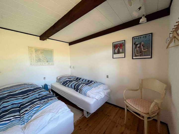 "The Blue Room", Eastwest. Dos camas individuales que se pueden juntar en una cama doble. Persiana enrollable opaca. 