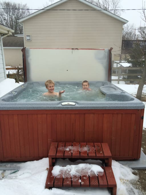 Hot tubbing no matter if it's snowing