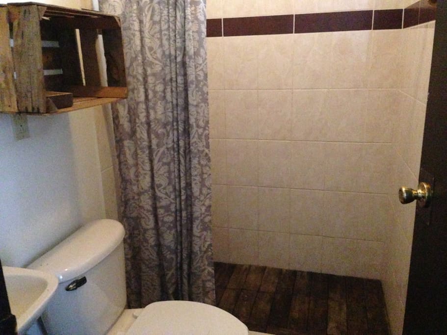 Baño Individual / Private bathroom