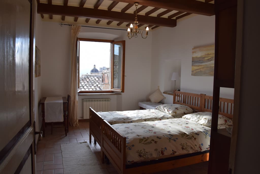 Bedroom n.1 two single beds and panoramic view. Also a Fan in summer
Camera n.1 due letti singoli e vista panoramica