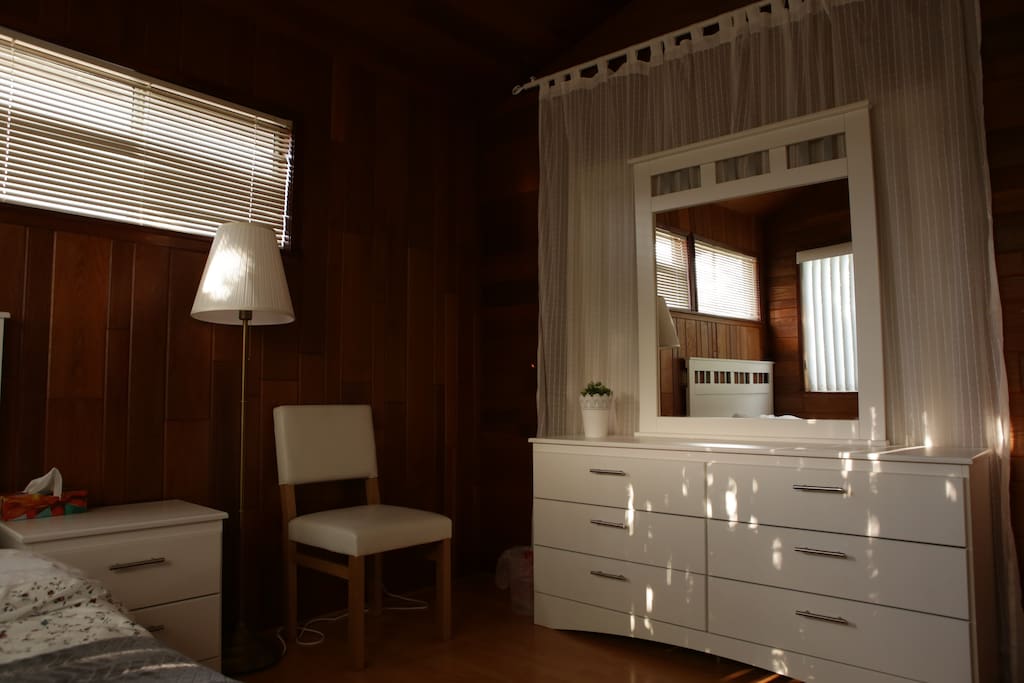 Sunny Romantic Log Cabin with Backyard view (private washroom)