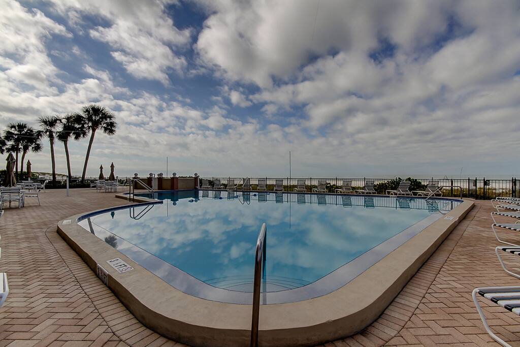 San Seair's Private Saltwater Pool (heated to 86 degrees year round)