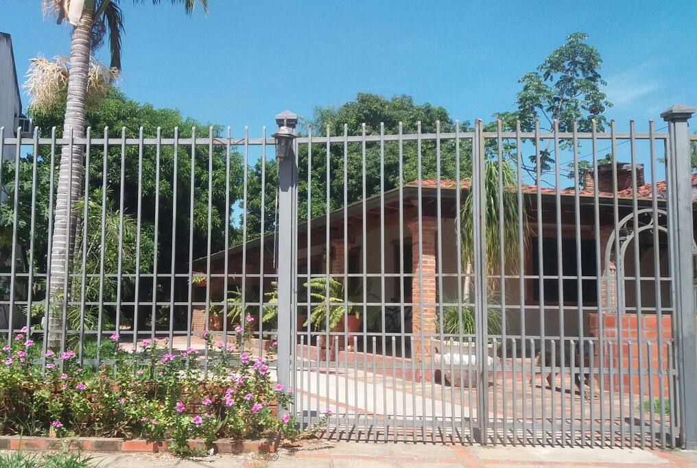 Vista de la casa desde la calle