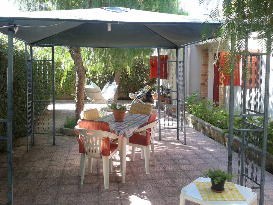 esterno con gazebo amaca e sdraio