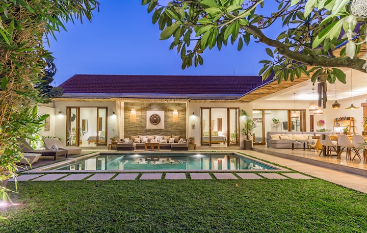 Homey Tropical Cozy Gateway - 4 Br In Seminyak - Bali