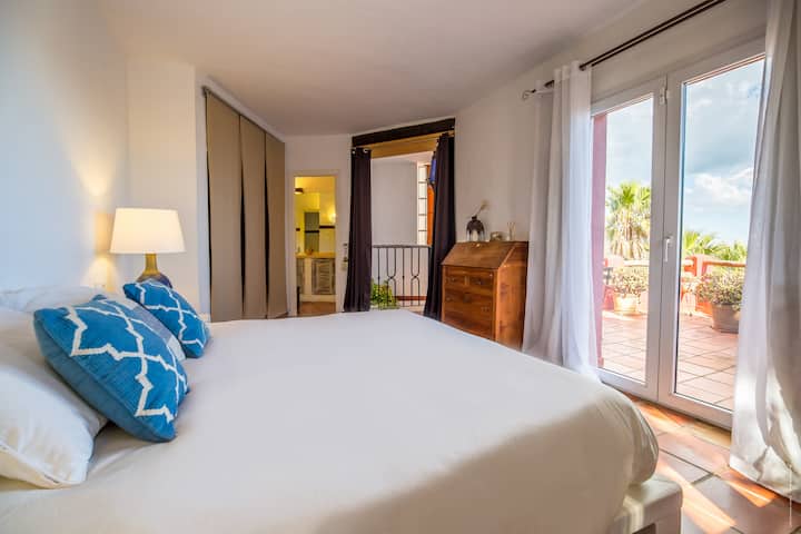 חדר שינה ראשי עם מרפסת