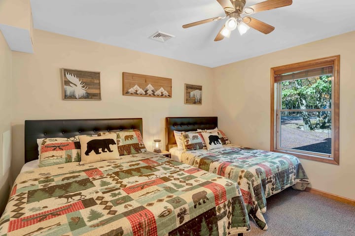 Sleeps 4
• Queen size memory foam bed
• Full size bed
• Mirror & Counter height dresser
• Closet with hangers 
• Suitcase storage underneath bed
• 1st floor 
• Adjacent Bathroom with Tub & Shower 

Cloud 9 Lodge Lake Harmony Vacation Rentals
Pocono