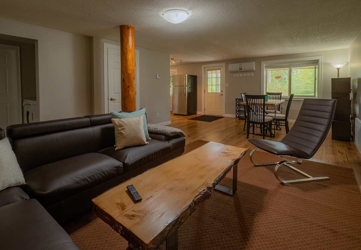 Espace de vie ouvert avec télévision connectée (y compris Netflix et Disney Plus)