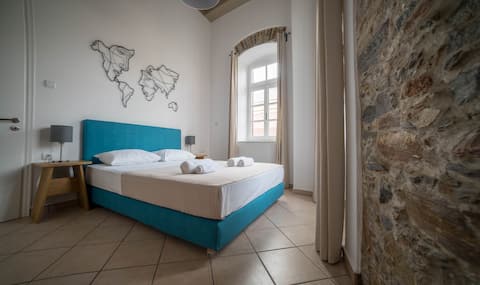 Eclectic town-house 600m from city center