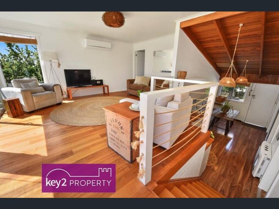 Lounge/stairs to kitchen