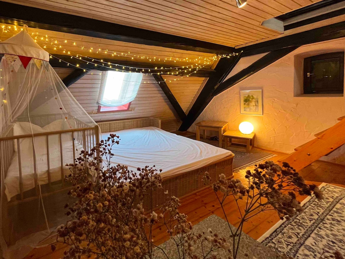 浪漫的双人卧室，可选婴儿床，二楼，老院子8