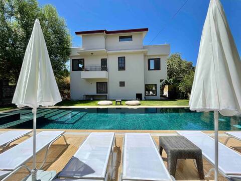 Babylon -5*Contemporary Villa Heated Pool BBQ Wifi