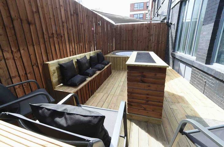 Hot tub and bar Slps 14(38 A2) Mcr City Centre gallery image 3
