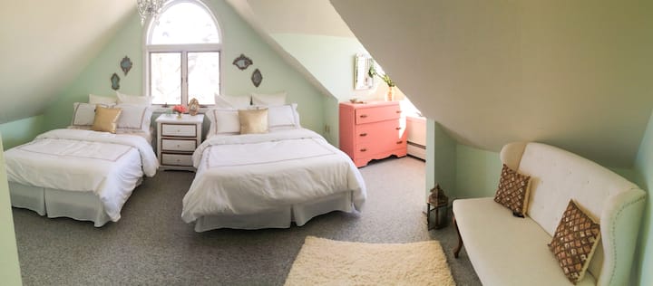 Bedroom 4: full and queen bed 