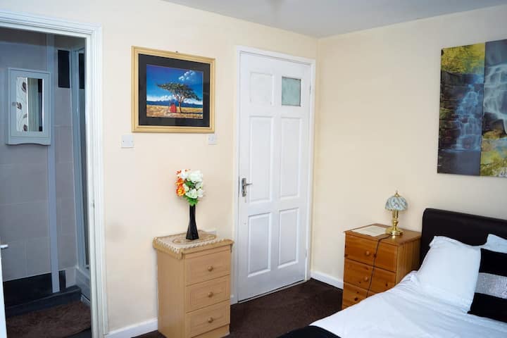 Ensuite King Size bed & Bedroom