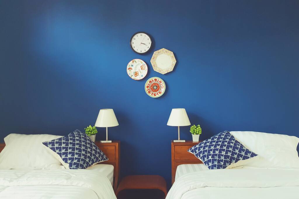 Crisp linen and fluffy pillows are provided in our Blue twin bed room.