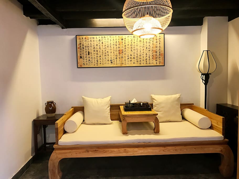 徵字房客厅茶台罗汉床