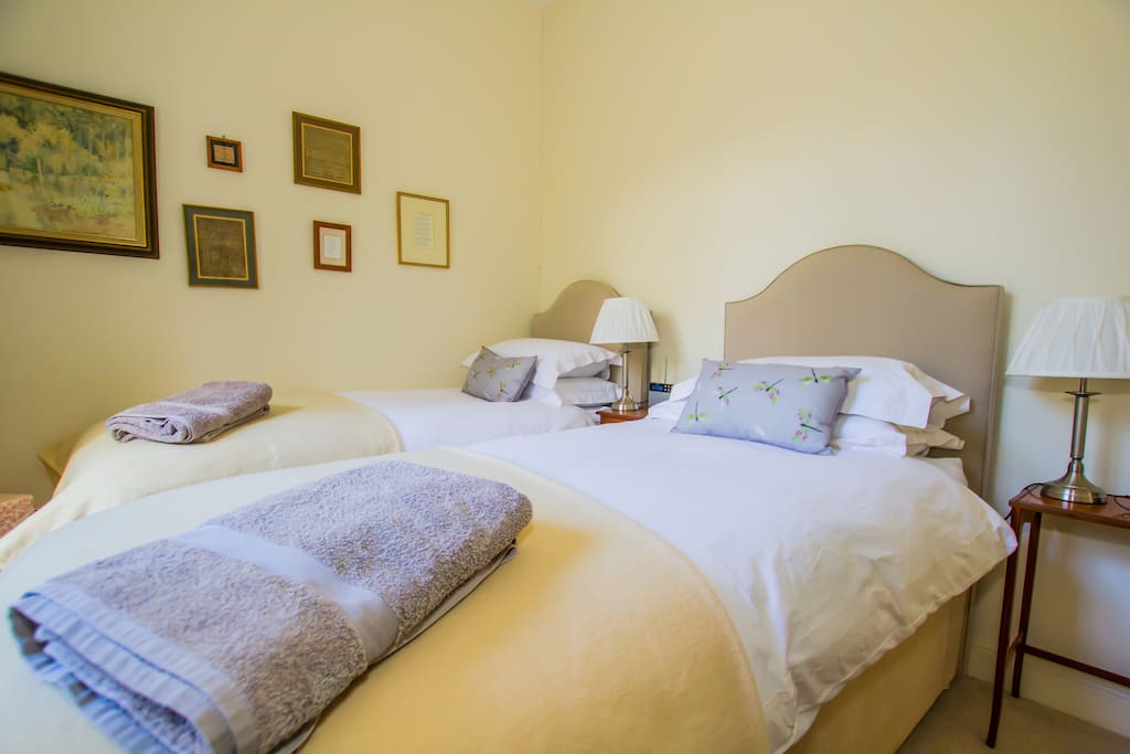 Small, comfortable twin/double room with private bathroom and separate loo.