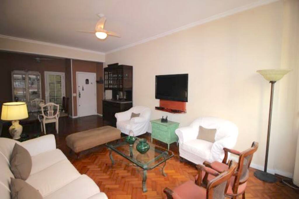 Sala grande e espaçosa / Living room is large and spacious