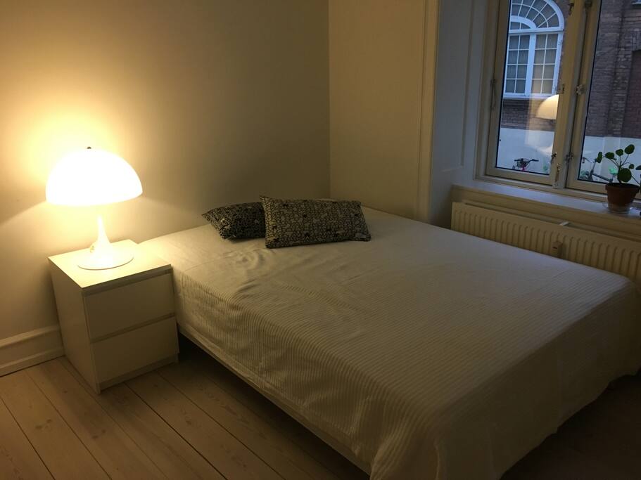 lækkert rum mod stille gård med super god seng