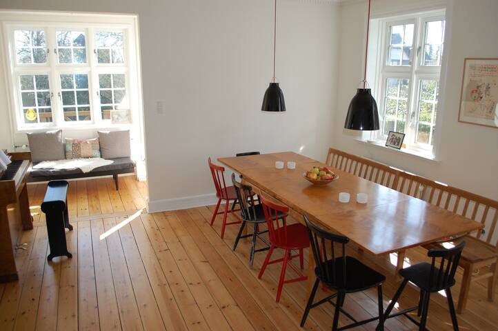 Close to the city – house & garden gallery image 2