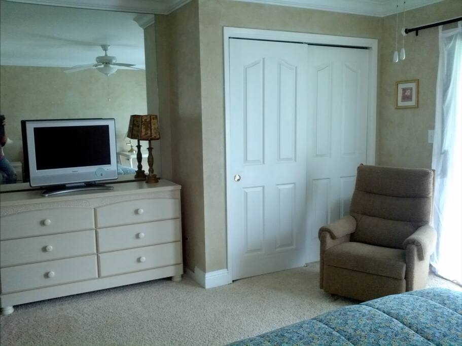 Dresser & closet