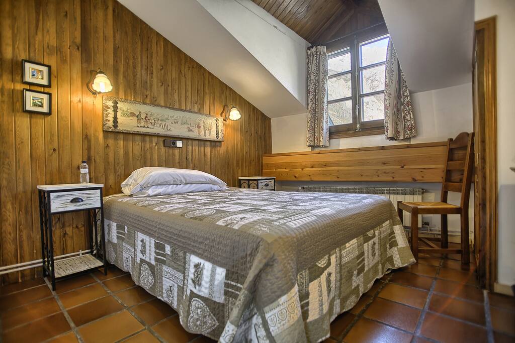 Habitación cama de 150 cms.