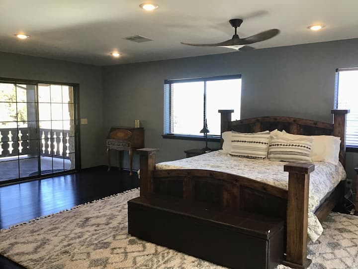 ห้องนอนใหญ่ชั้นบน 