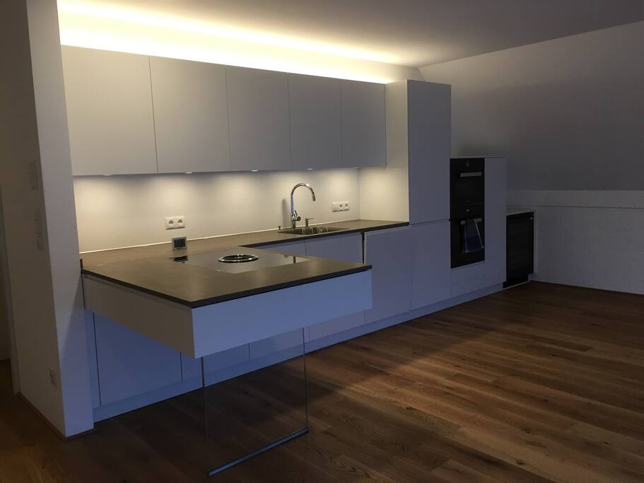 Moderne Küche, die alle Stückchen spielt - gern
könnt ihr meine Miele-Geräte benutzen und euch was feines kochen.
