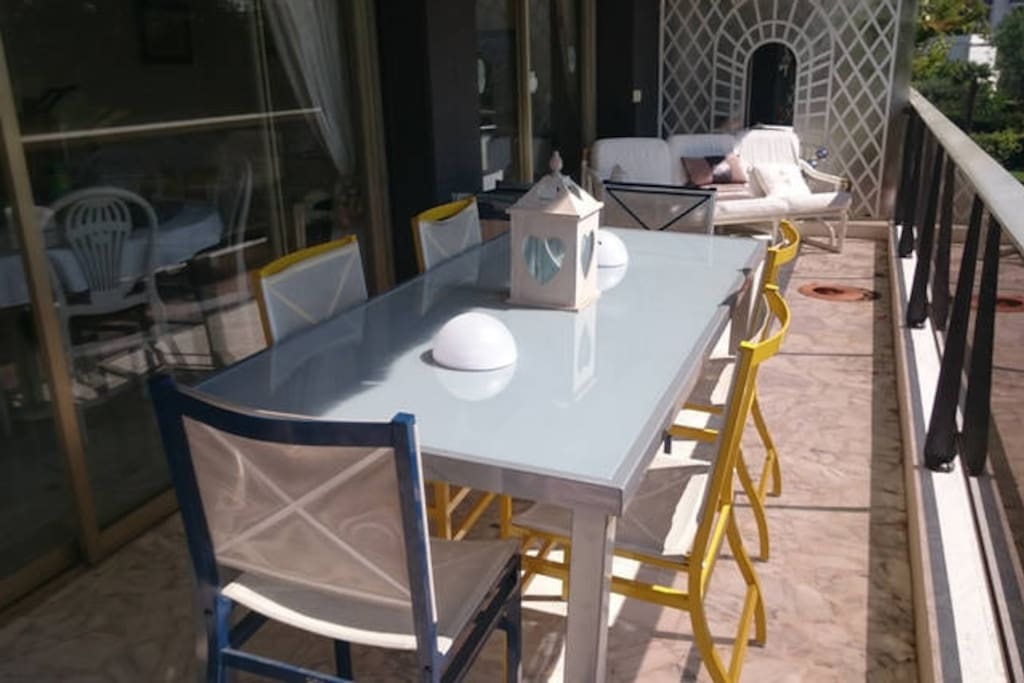 grande terrasse table 8 personnes+transat