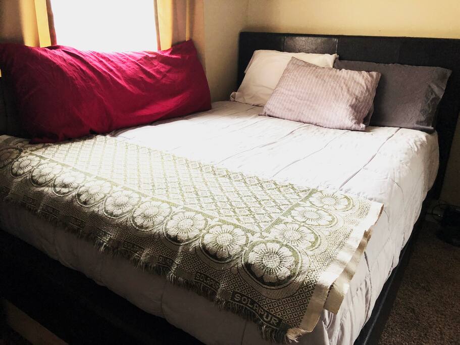 Full size bed with new spring/memory foam hybrid pillowtop mattress. 4 pillows and 3 blankets are provided. Additional full size air mattress is also provided.