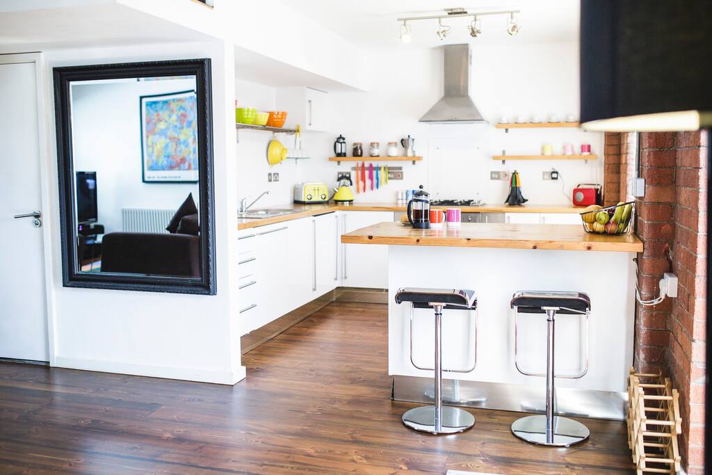 Fully equipped kitchen with breakfast bench and stools. Great for communal cooking!