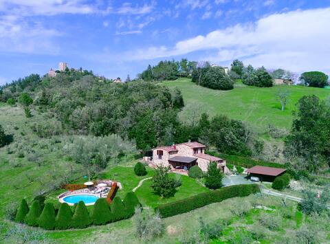 Exclusive villa with pool jacuzzi wifi and green