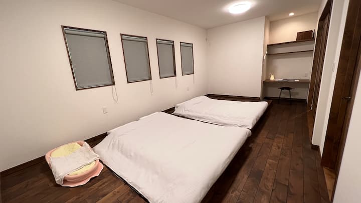 Un matelas double est disponible pour 2 adultes pour se reposer confortablement.Un lit bébé est également à votre disposition.