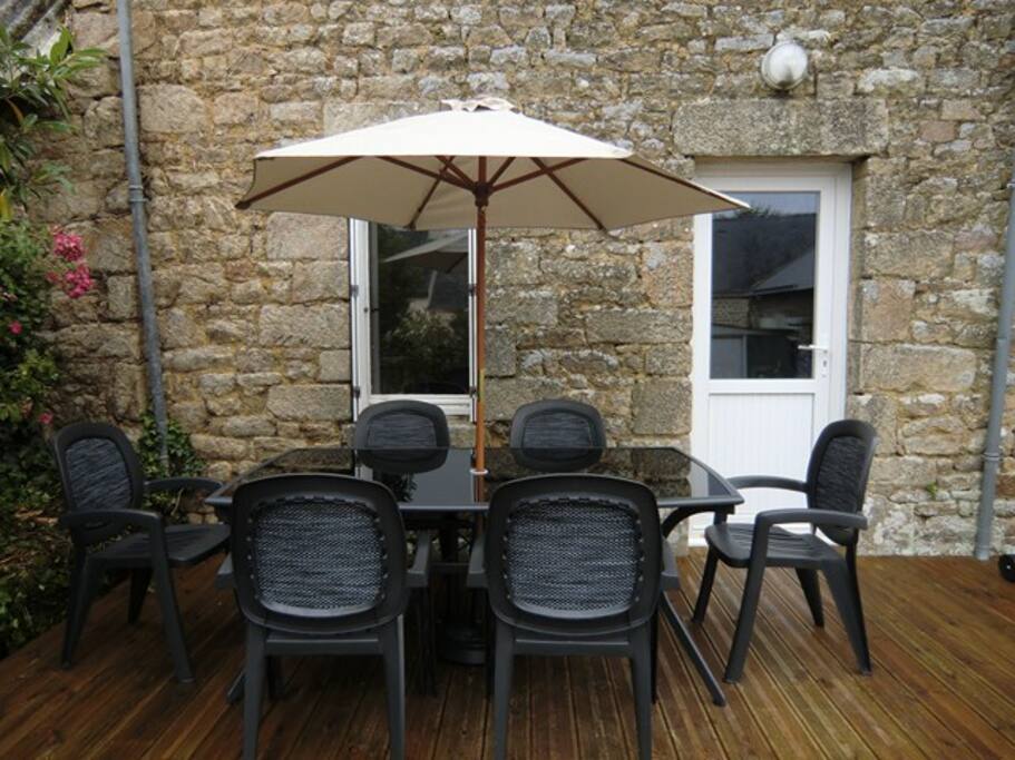 Terrasse pour six personnes bbq et transats