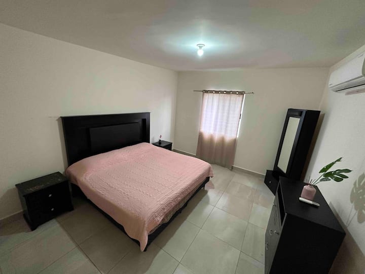 Habitación principal con baño completo y Cama king size 