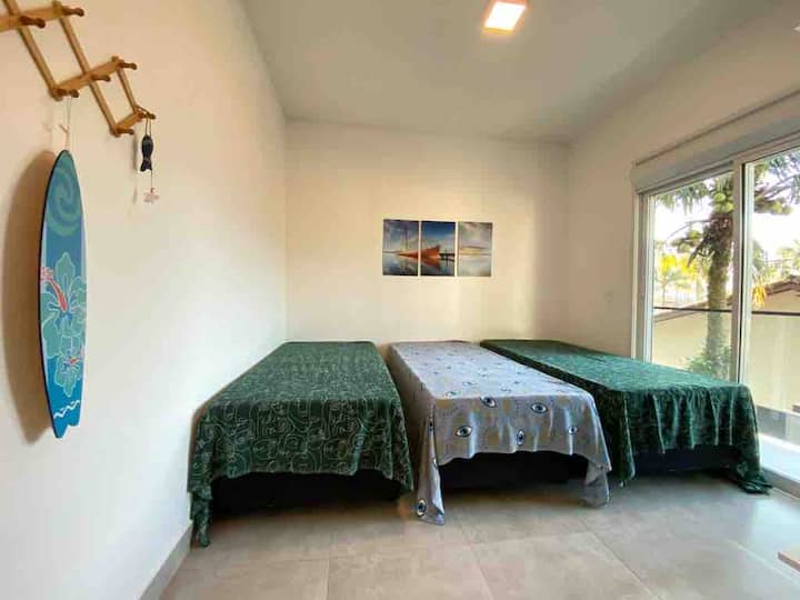 جناح ثالث يطل على مكيف الهواء الخلفي، شرفة، ثلاثة أسرّة مفردة، خيار ترك سرير مزدوج وواحد فردي، بالإضافة إلى مرتبة منفصلة 