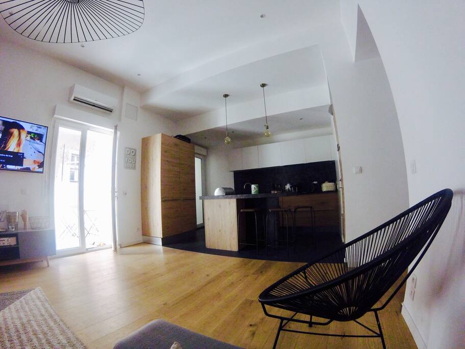 Salon cuisine US entièrement équipée SMEG , plan de travail pour 4 personnes - parquet bois au sol