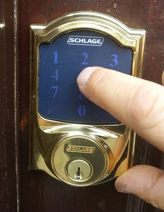 No Keys, door code! Kein Schlüssel, Zahlenschloss vorhanden.