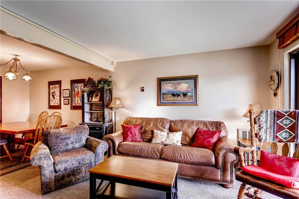 Couch,Furniture,Indoors,Room,Cushion