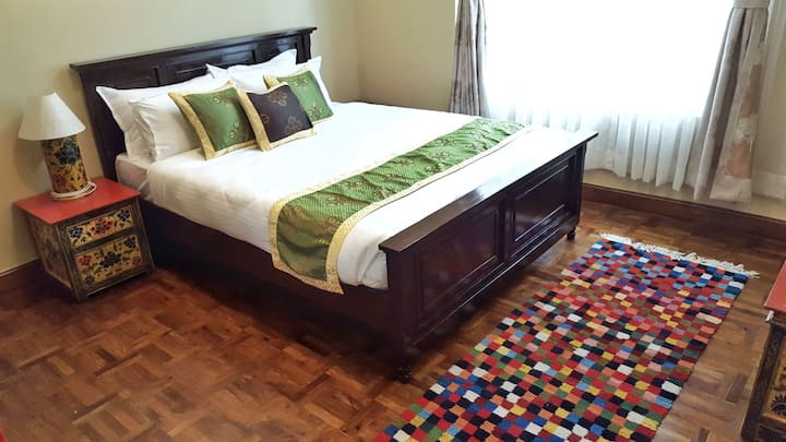 Удобен дебел мек душек за да ви го подобри спиењето.
Прекрасна рачно насликана масичка од тибетски лотос и ламба за на маса со 50-годишен тибетски рачно изработен повеќебоен килим.