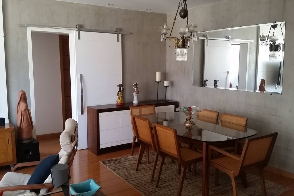 Sala Jantar com Espelho Grande, Lustre, Mesa e Cadeiras de Designers