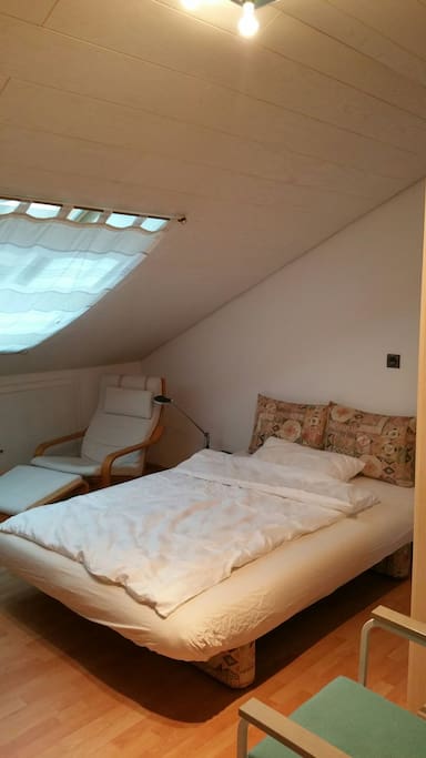 Ein gemütlicher Schwingsessel mit Hocker zum Hochlegen der Füsse lädt zum Relaxen ein.