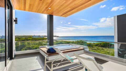 Penthouse 3 Bedroom Beach Resort Condominium with Ocean Views, Terrace & Hot Tub