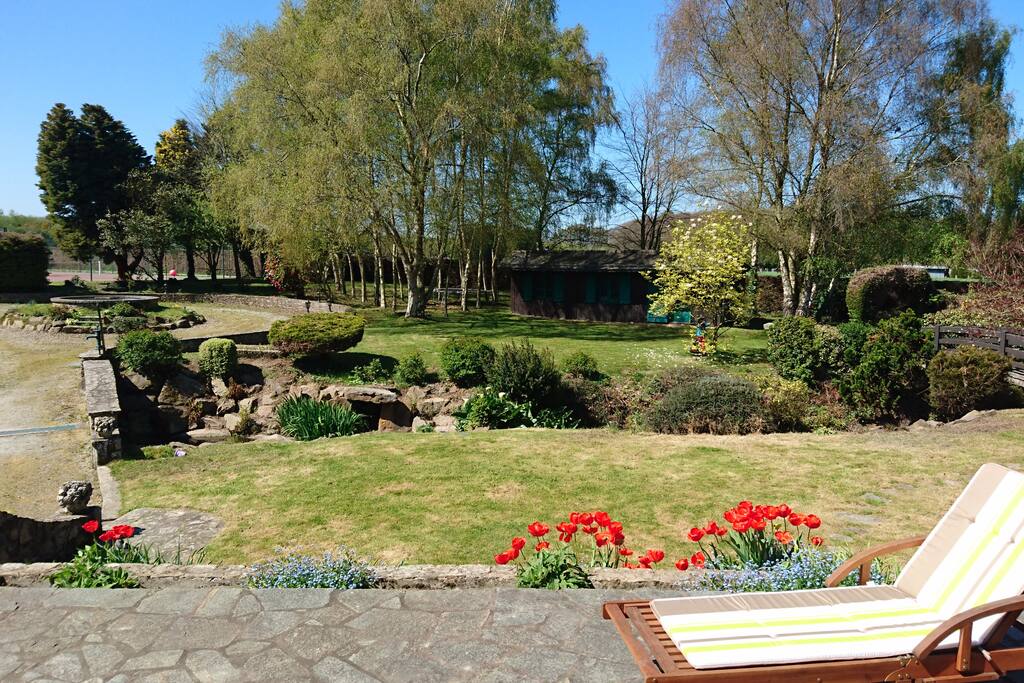 Jardin et terrain de tennis