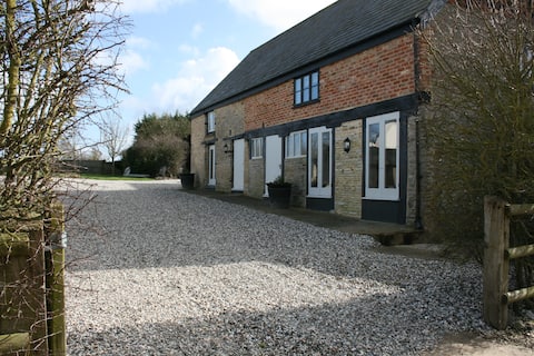 The Dove Cote, a Large 2 Bedroom Cotswold Barn