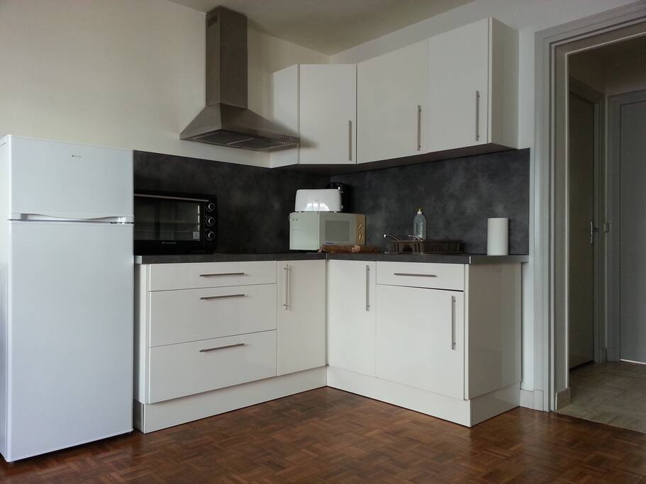 plaques, four, micro-onde, frigo, grille-pain, bouilloire