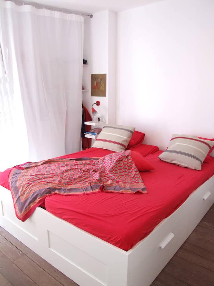 غرفة نوم في أعلى الدرج