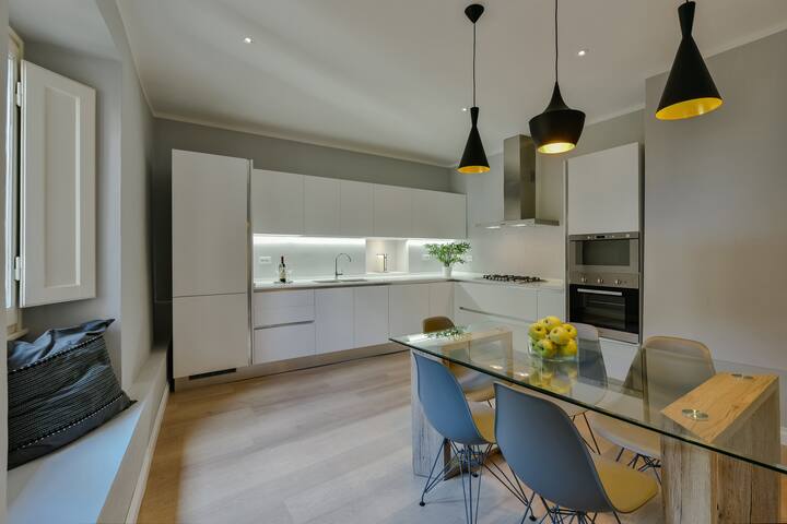 Ponte Vecchio DeLuxe – 2 Bedroom 2 Bathroom gallery image 3