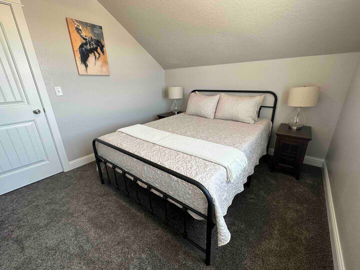 غرفة النوم الثالثة - سرير كوين - في الطابق العلوي